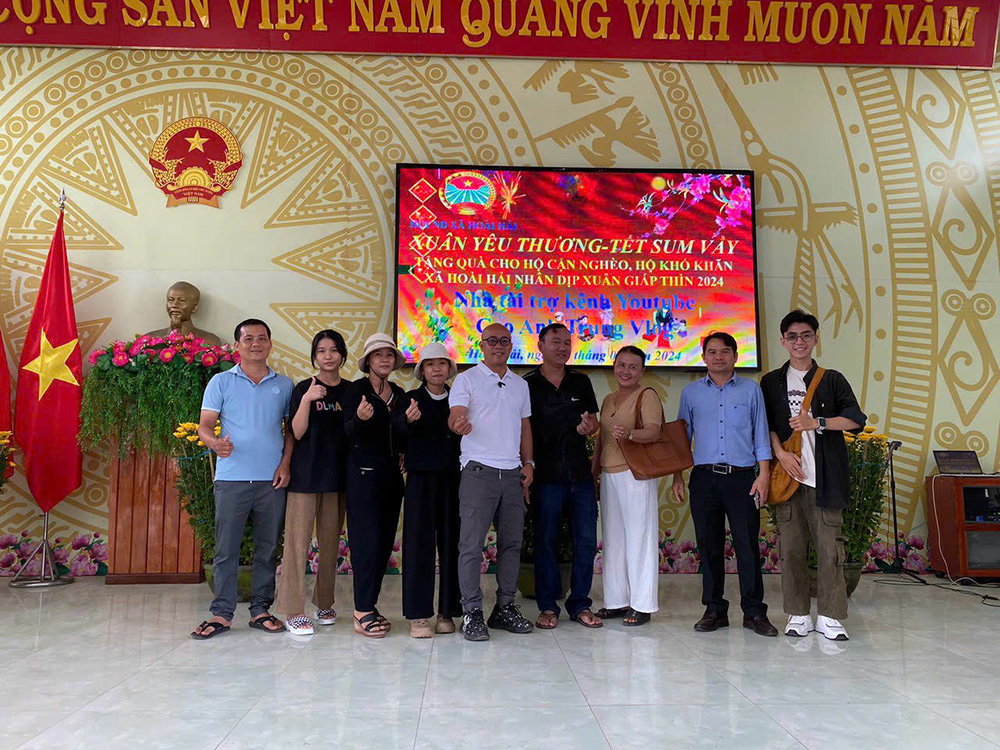 Từ bên trái qua, Anh Nhơn (quản lý Cao Anh Sơn TV) đứng vị trí số 1, Cao Anh Trung (chủ thương hiệu Cao Anh Sơn) đứng vị trí thứ 5.